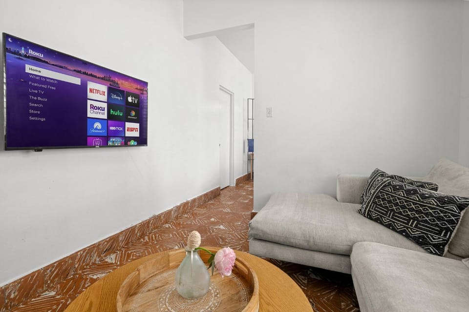 Communal lounge/ TV room, TV and multimedia, Living room, Seating area, Evening entertainment