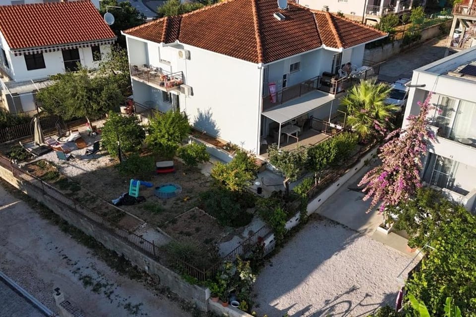 Location, children, Family
