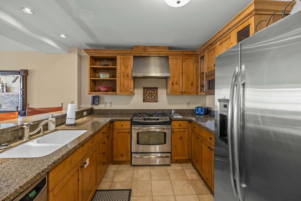 1 Bedroom Top floor Vaulted open space Base Area Luxury House in Colorado