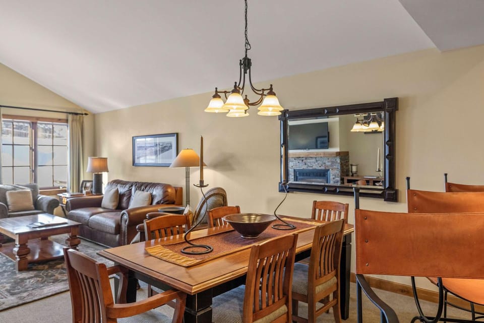 1 Bedroom Top floor Vaulted open space Base Area Luxury House in Colorado
