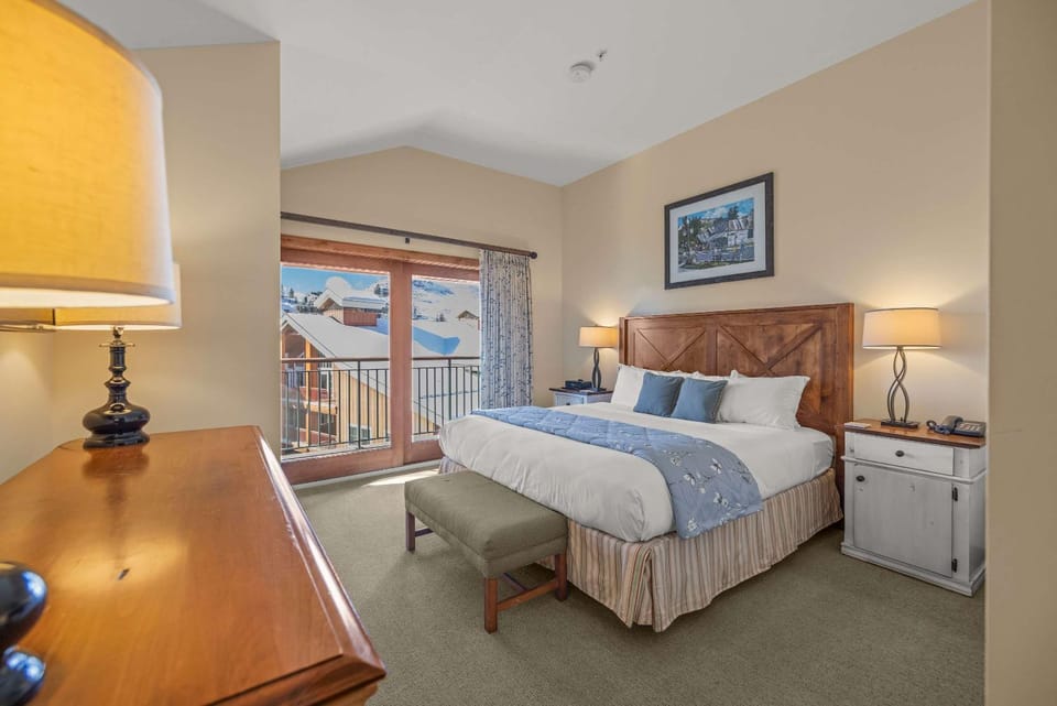 1 Bedroom Top floor Vaulted open space Base Area Luxury House in Colorado
