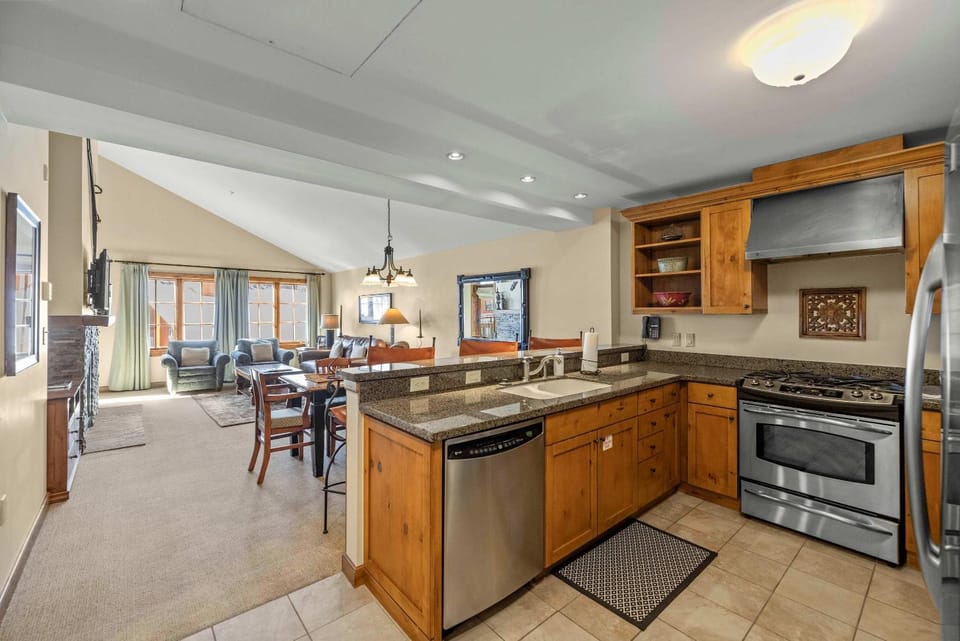 2 Bedroom Penthouse Condo at the Lodge at Mountaineer Square Hot Tub and Pool House in Colorado