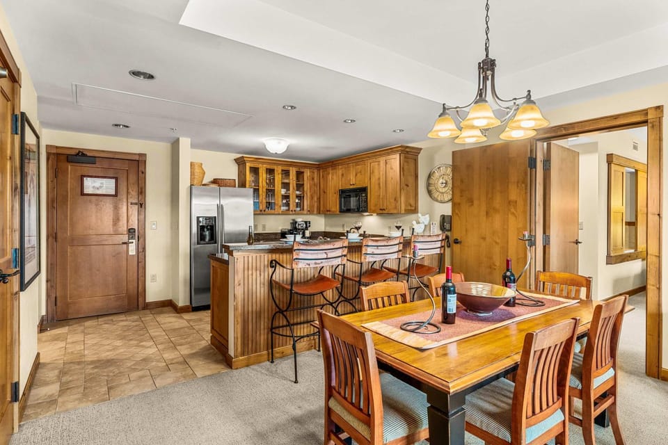 Kitchen or kitchenette, Dining area