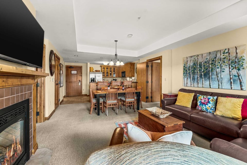 TV and multimedia, Kitchen or kitchenette, Living room, Seating area, Dining area
