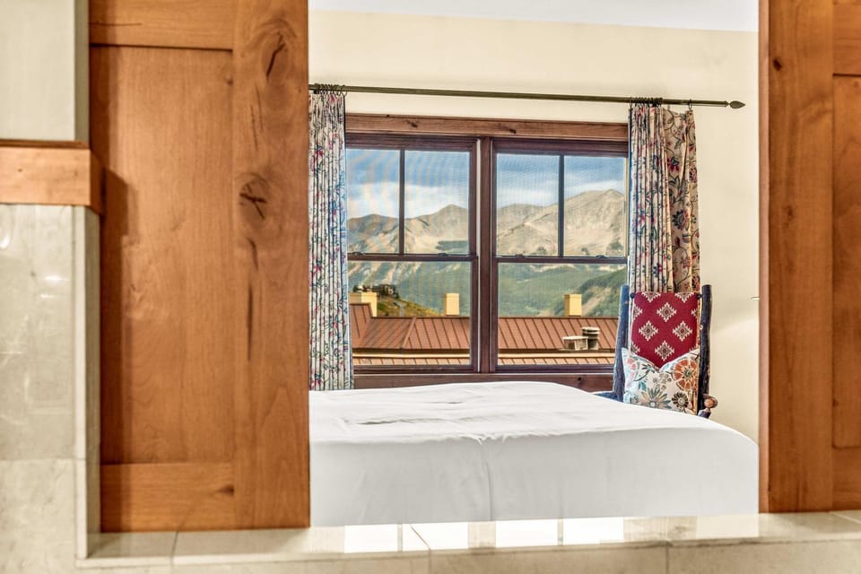 Bed, Bedroom, Mountain view