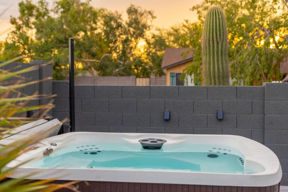 Free Heated PoolHot TubKing BedSwing SetGames House in Mesa