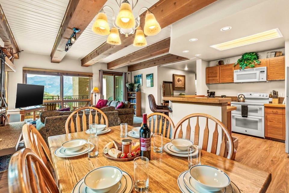 TV and multimedia, Kitchen or kitchenette, Living room, Seating area, Dining area, oven, stove