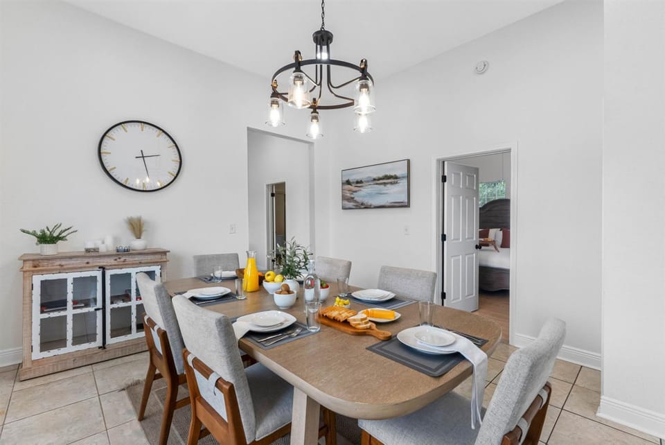 Tampa 5BR Gem Close to Beach, Parks & Fun House in Tampa
