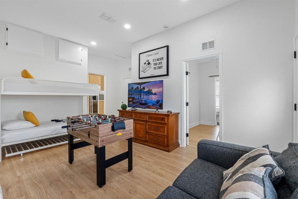 Tampa 5BR Gem Close to Beach, Parks & Fun House in Tampa