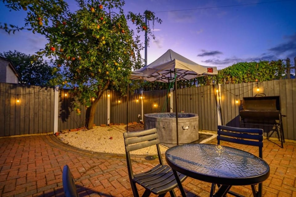 Property building, Patio, BBQ facilities, Garden, Garden view