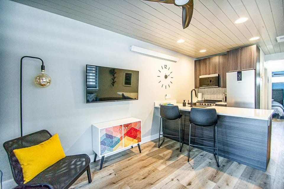 TV and multimedia, Kitchen or kitchenette, Seating area, oven