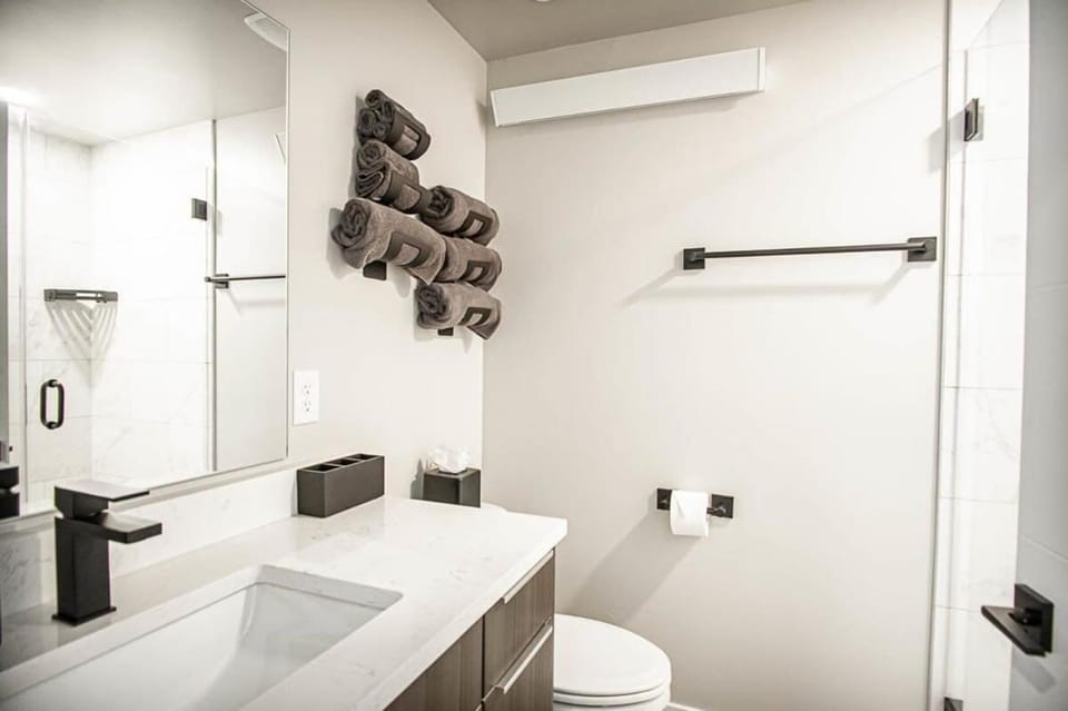 Toilet, Bathroom, towels