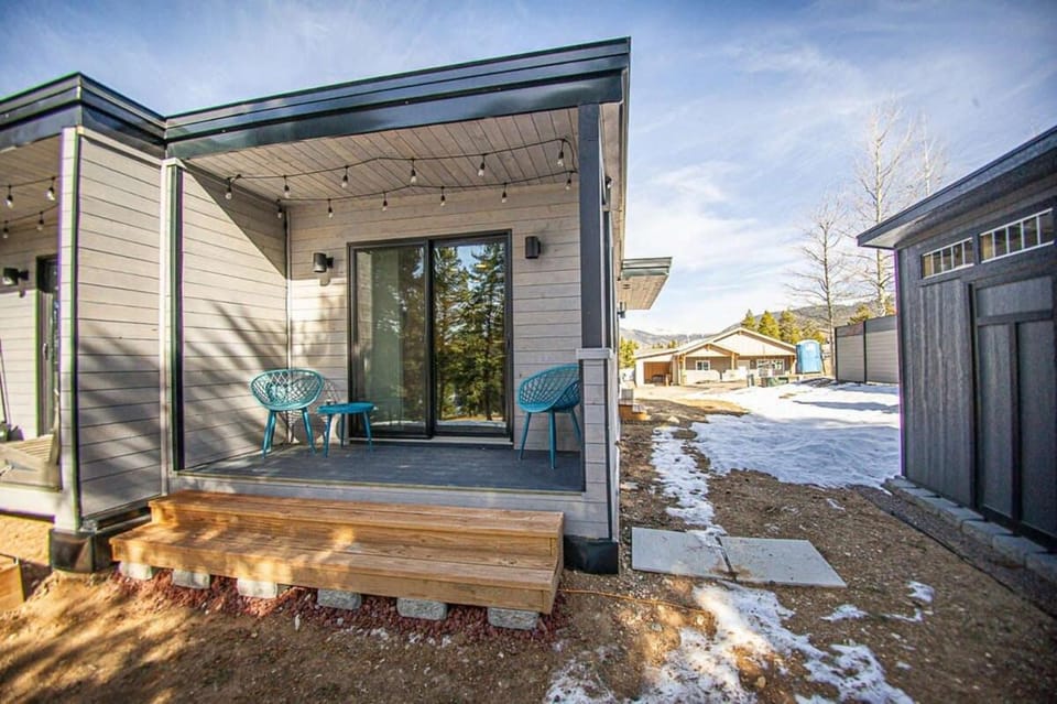 Property building, Patio, Day