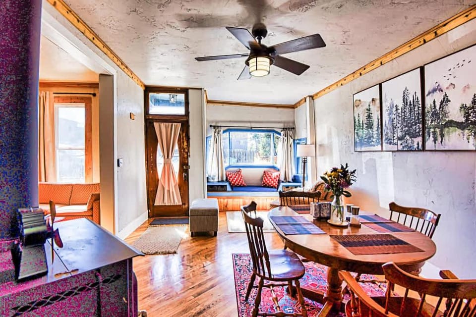 Living room, Seating area, Dining area, fireplace