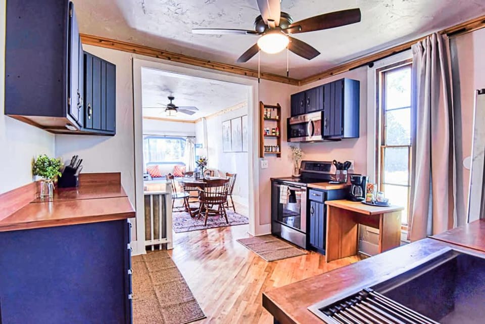 Kitchen or kitchenette, Dining area, oven, stove