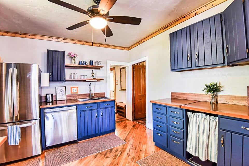 Kitchen or kitchenette, dishwasher, oven, stove