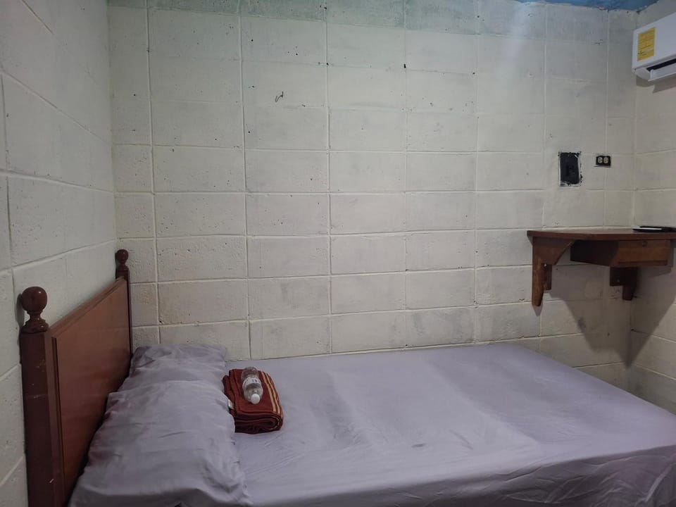 Backpacker's ROOF Bed and Breakfast in San Salvador