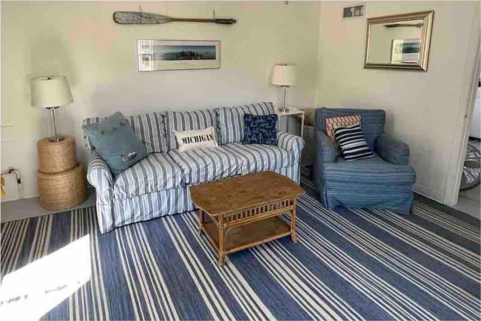 Cottage Apartment by Lake MI w private Hot Tub! Apartment in Sawyer