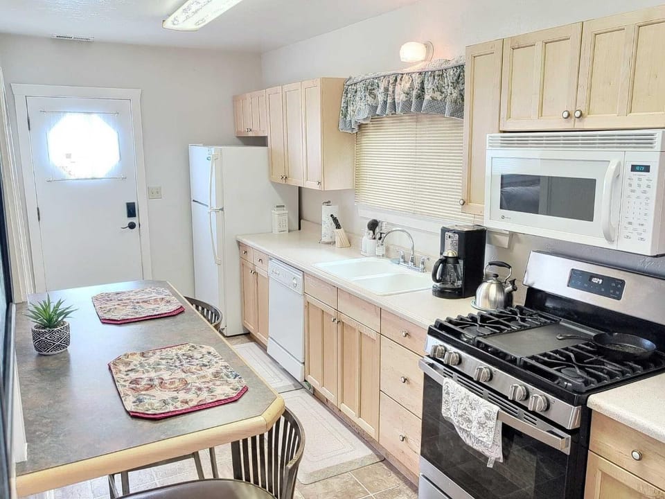 Coffee/tea facilities, Kitchen or kitchenette, dishwasher, oven, stove, toaster