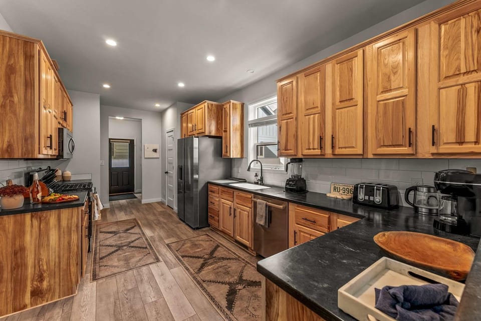 Coffee/tea facilities, Kitchen or kitchenette, dishwasher, oven, stove, toaster