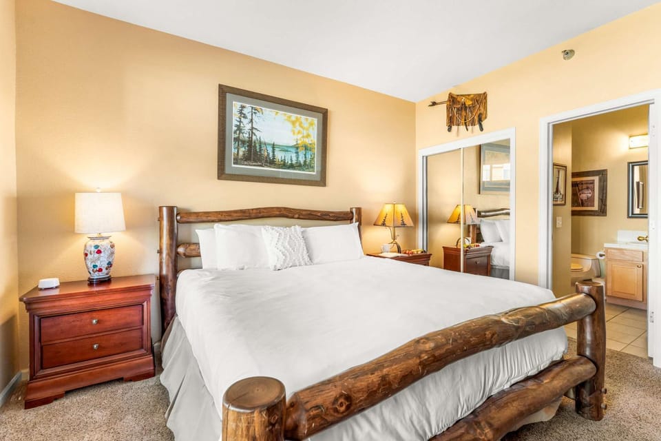 2 Bedroom Hot Tub Fireplace Walk to Lake Dillon House in Frisco