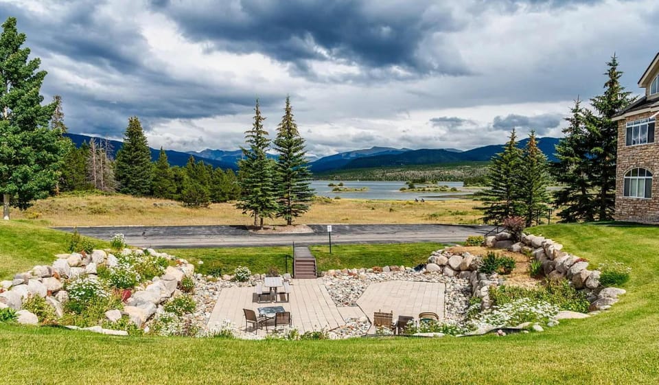 Neighbourhood, Natural landscape, Garden, Garden view, Lake view, Mountain view