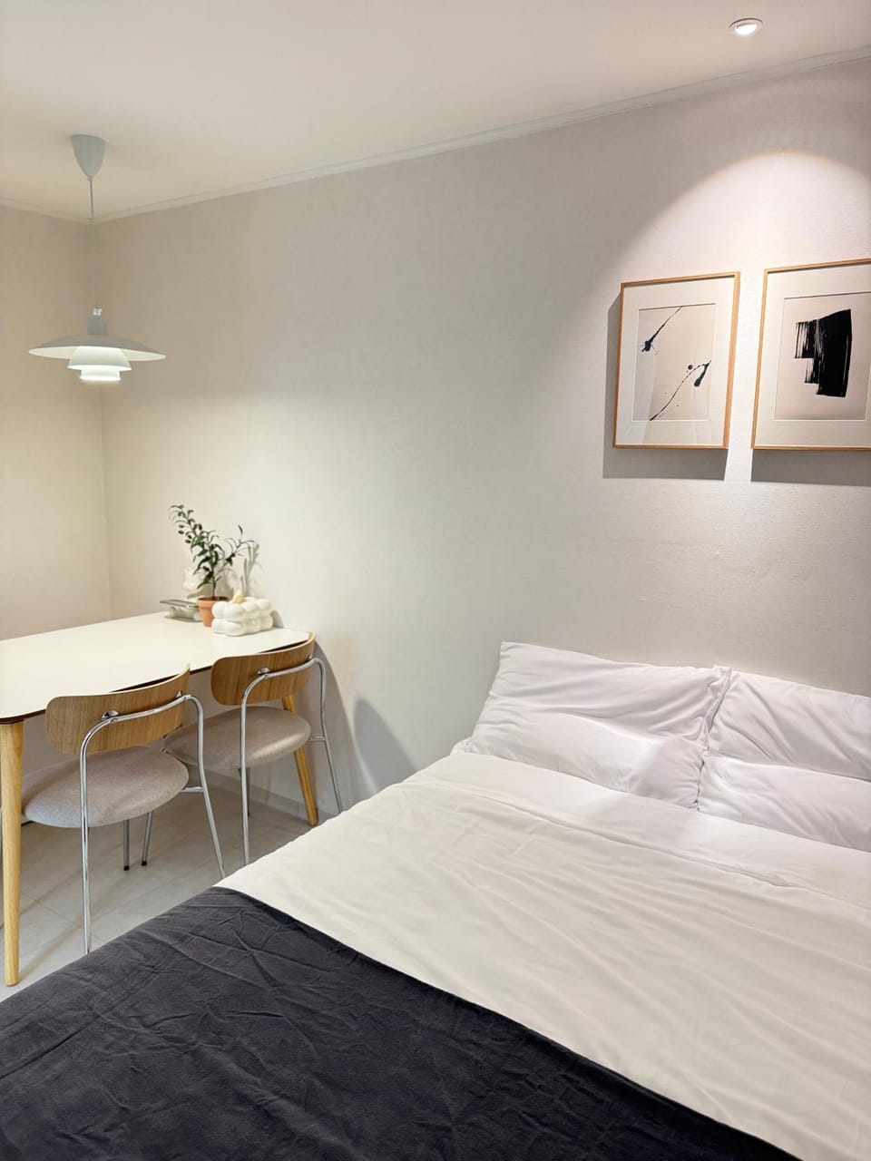 Bed, Dining area, Bedroom
