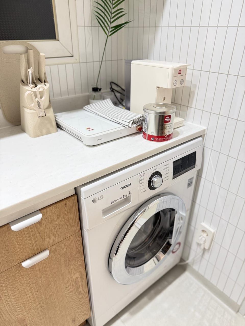 Kitchen or kitchenette, minibar, washing machine, dryer