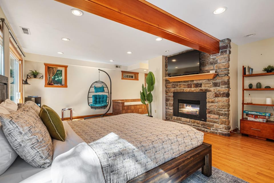 Bed, Bedroom, fireplace