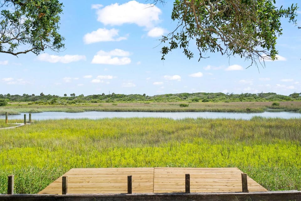 Waterfront Serenity Steps to Beach Fire Pit BBQ House in Vilano Beach