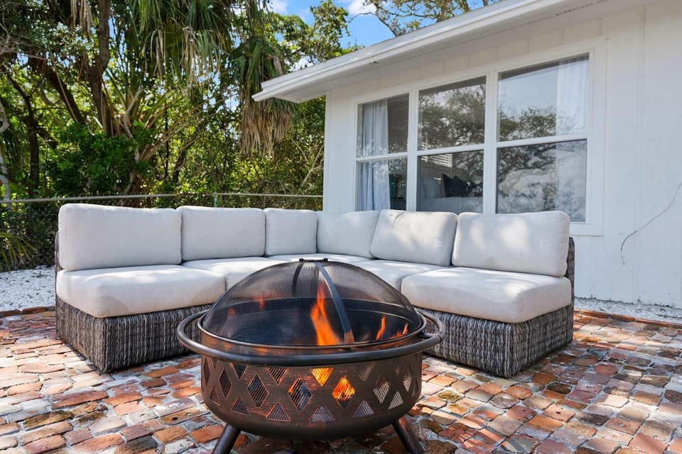 Waterfront Serenity Steps to Beach Fire Pit BBQ House in Vilano Beach