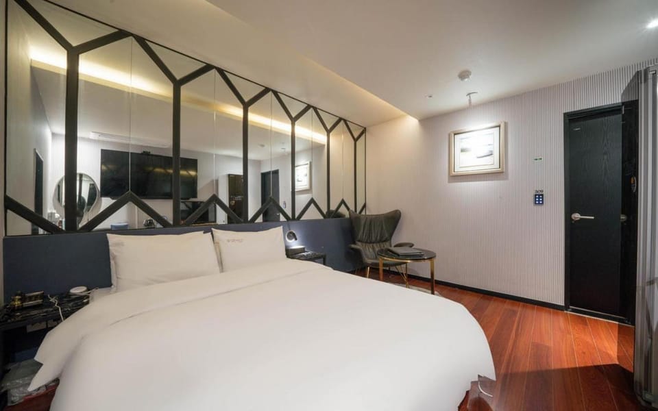 Property building, Bed, Bedroom