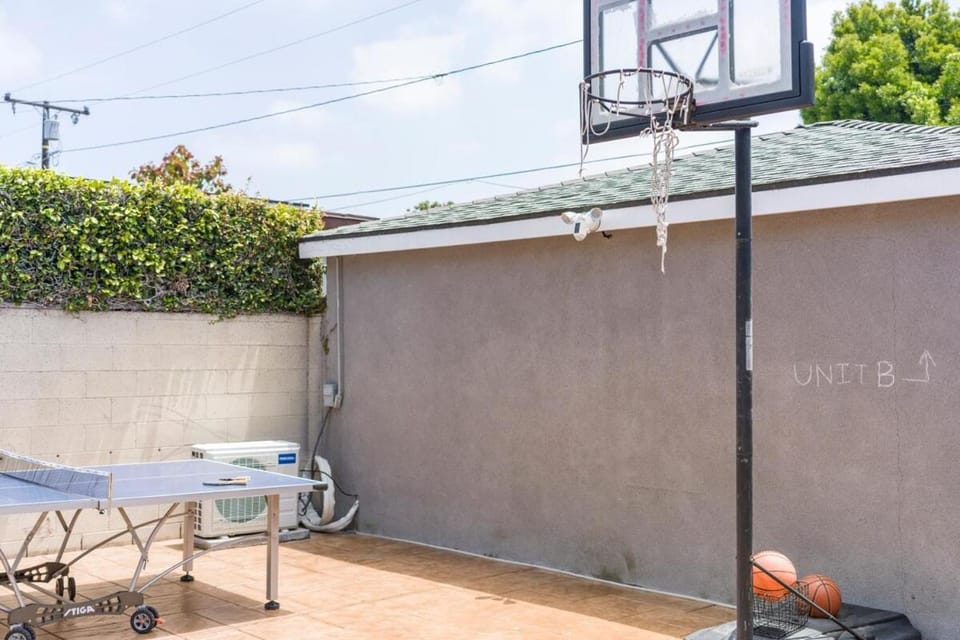 Cute Studio with AC and Backyard House in Culver City