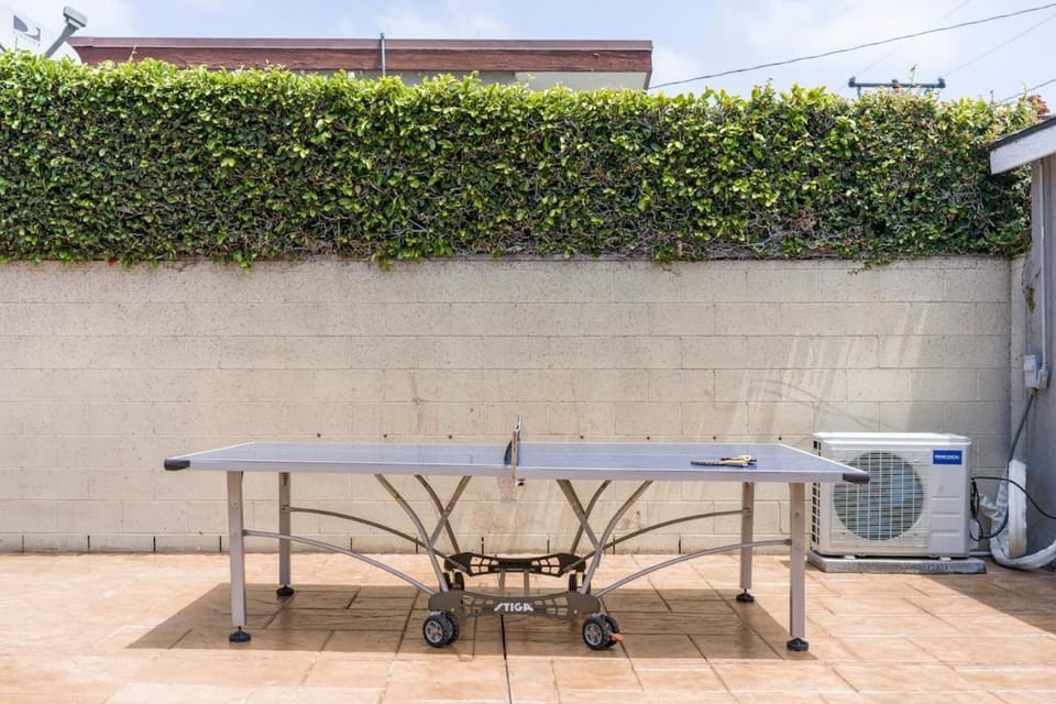 Cute Studio with AC and Backyard House in Culver City