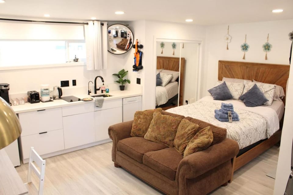 Cute Studio Culver City 6 Miles to SoFi Stadium House in Culver City