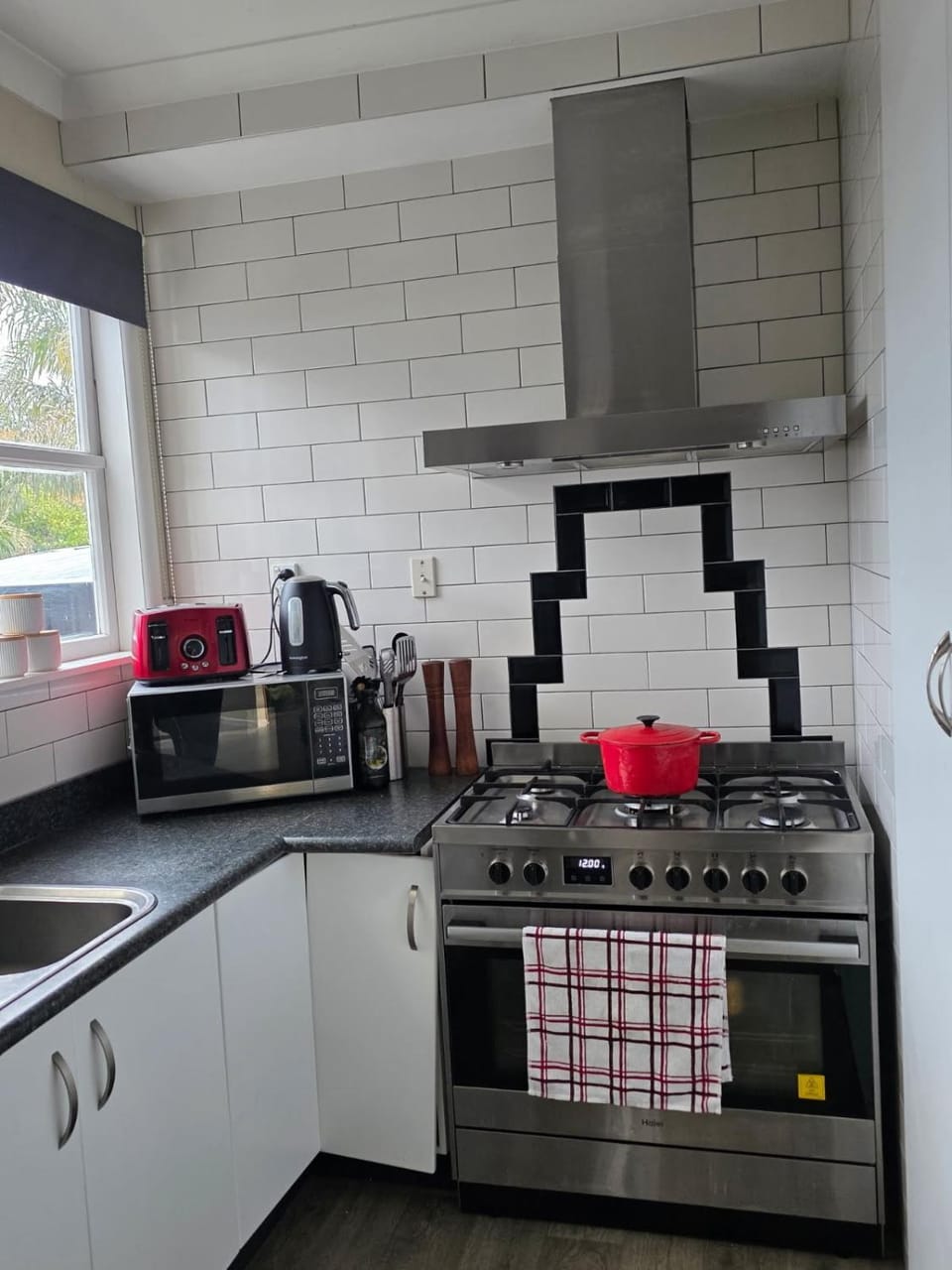 Coffee/tea facilities, Kitchen or kitchenette, dishwasher, stove, toaster