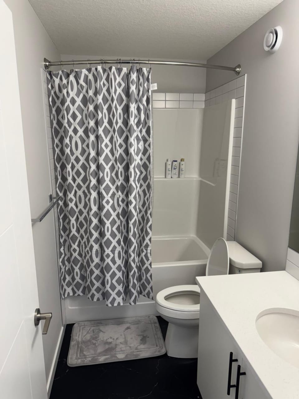 Modern 3-Bedroom Home Near Calgary Airport & Major Amenities House in Calgary