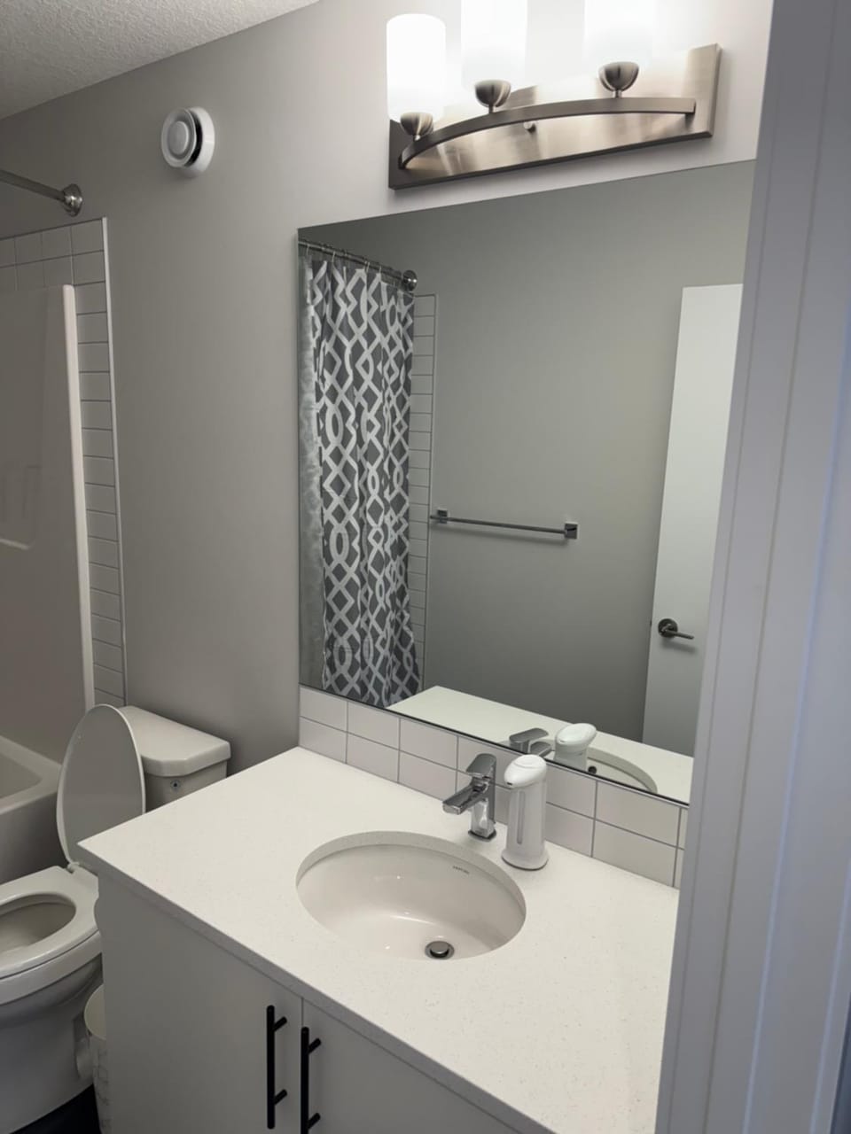 Modern 3-Bedroom Home Near Calgary Airport & Major Amenities House in Calgary