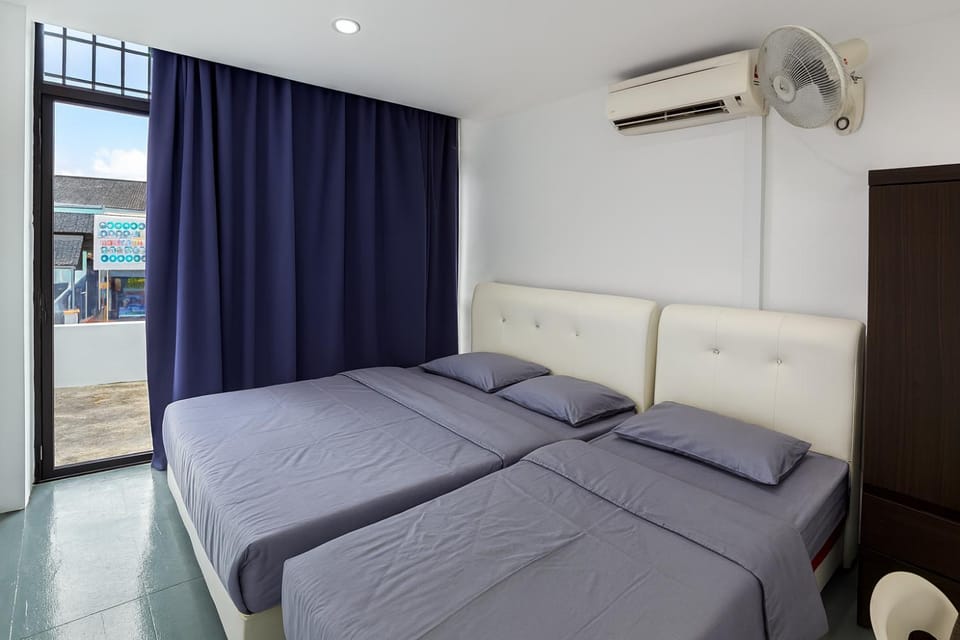 Bed, Photo of the whole room, Bedroom, fireplace, air conditioner