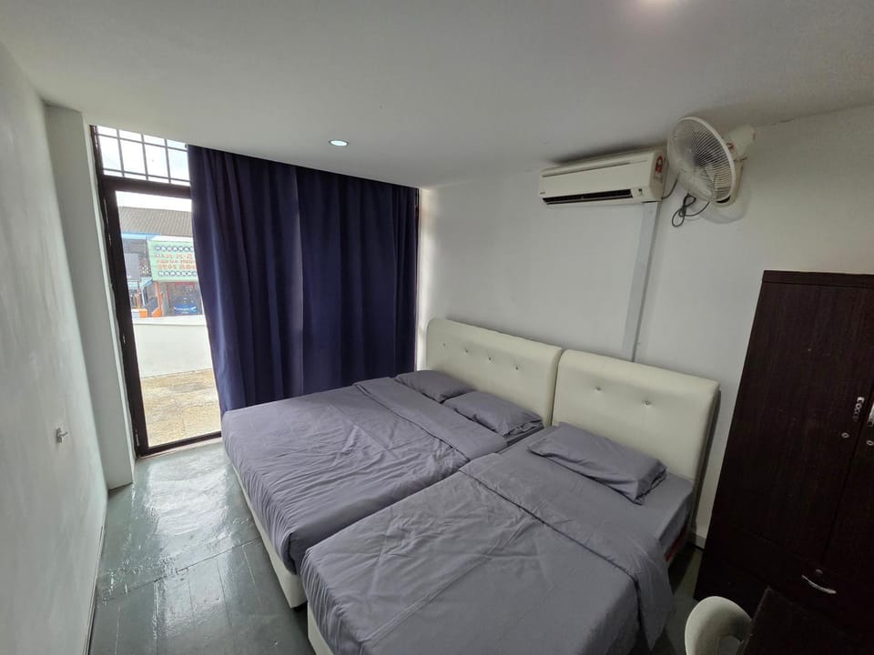 Bed, Photo of the whole room, Bedroom, fireplace, air conditioner