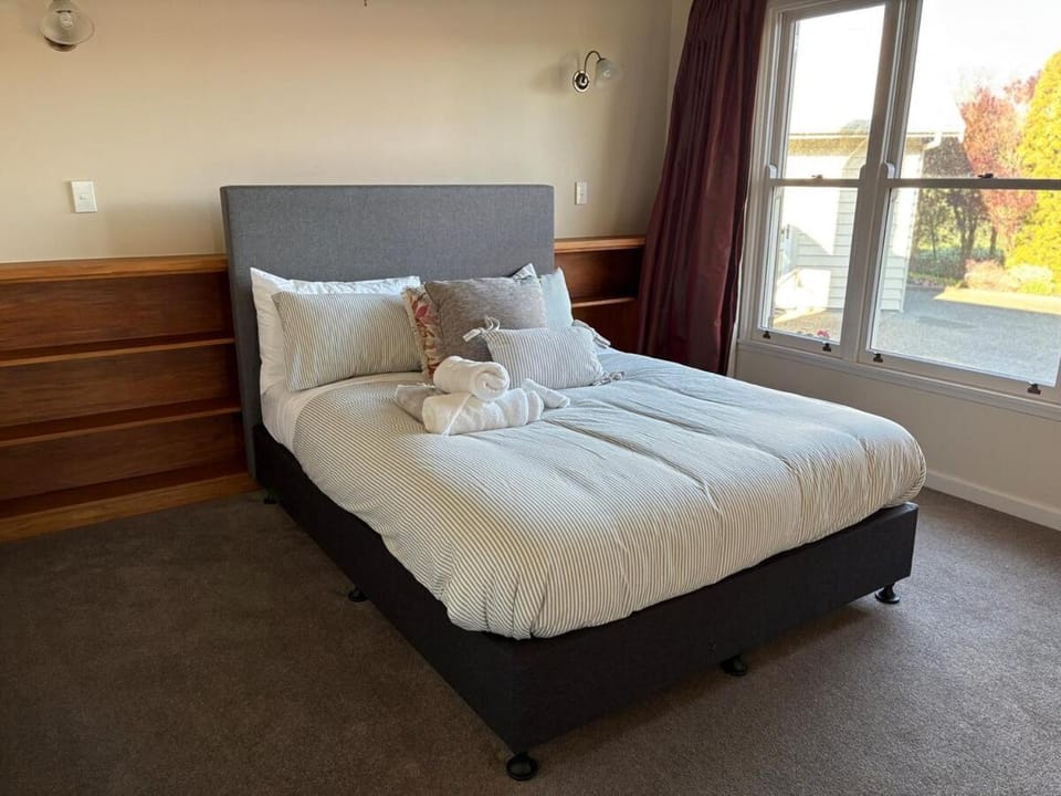 Walk to wineries - large home House in Havelock North