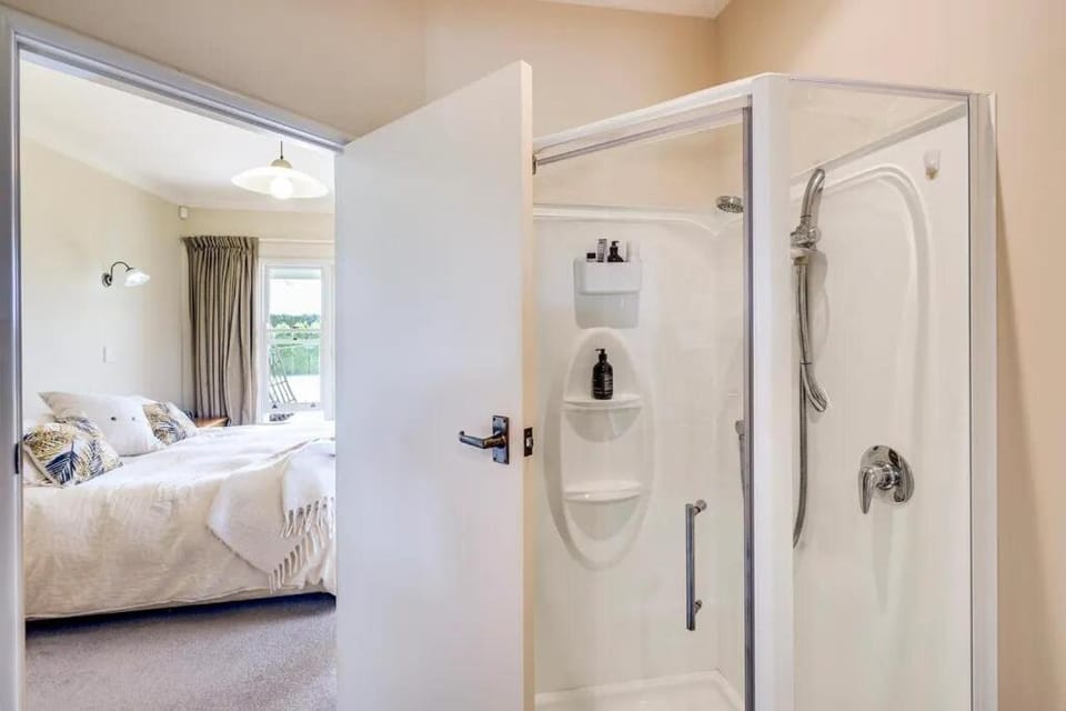 Walk to wineries - large home House in Havelock North