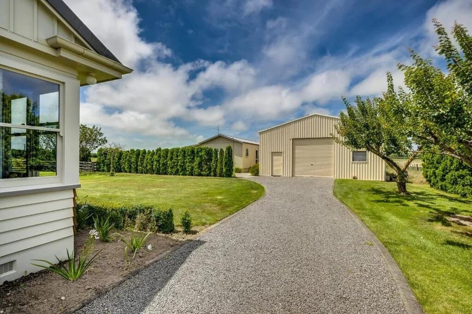 Walk to wineries - large home House in Havelock North