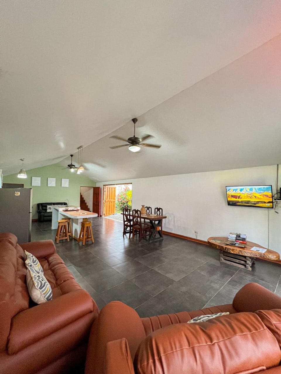TV and multimedia, Living room, Seating area, Dining area