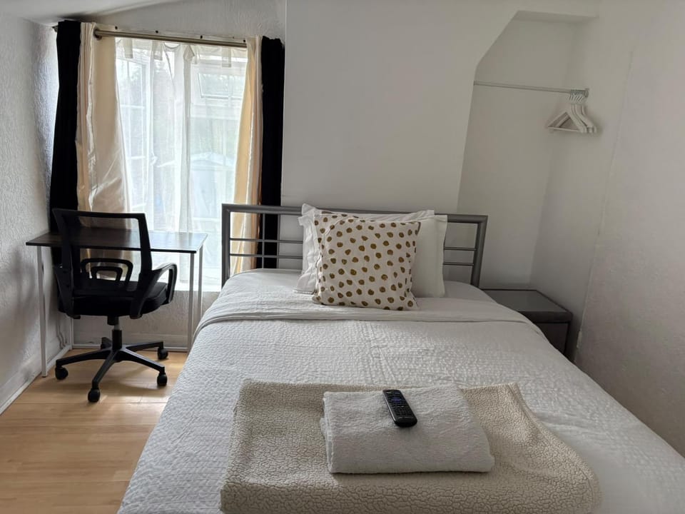 96TR Double bed bedroom - Edmonton green Apartment in London