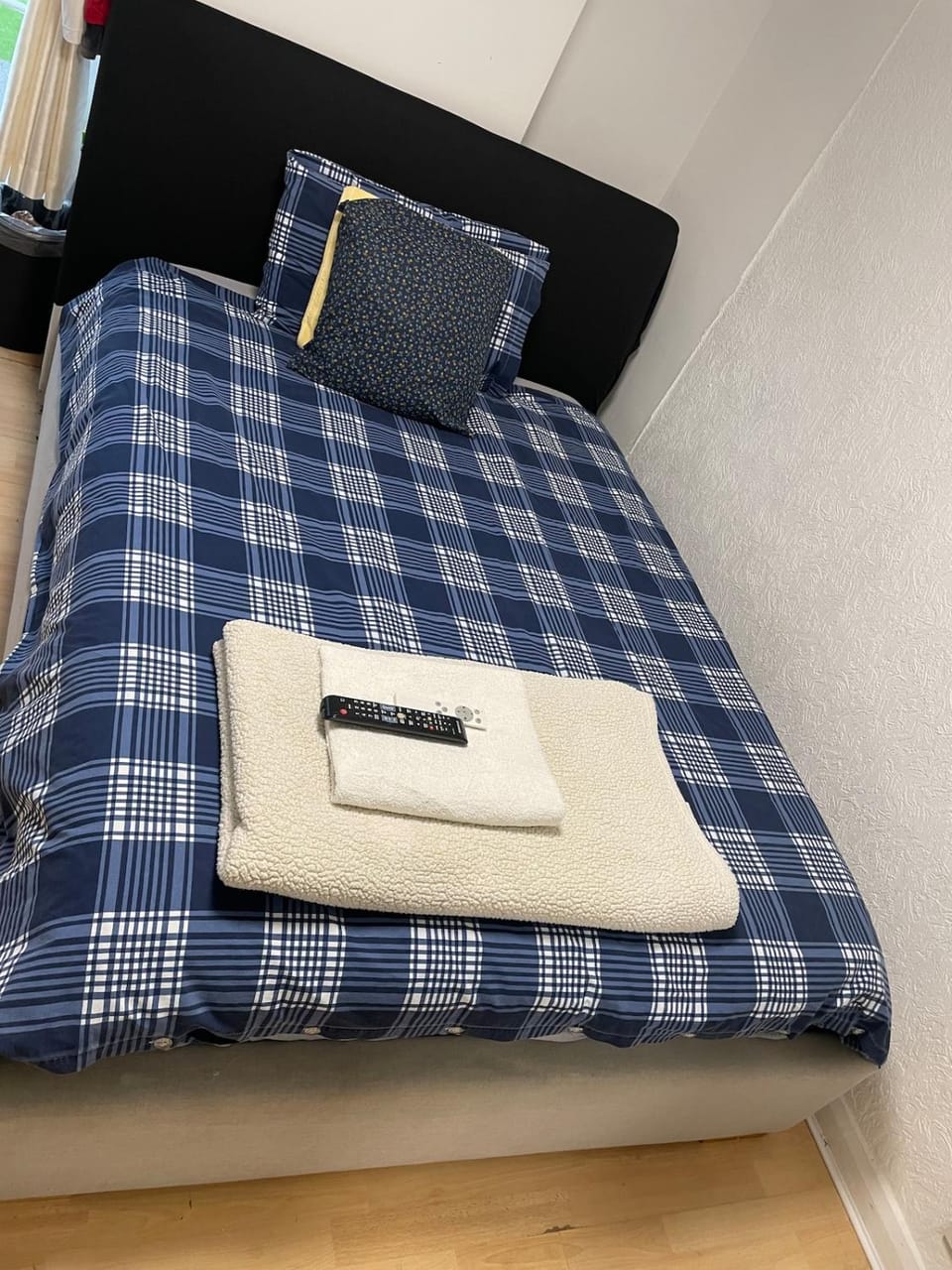 96TR Double bed bedroom - Edmonton green Apartment in London