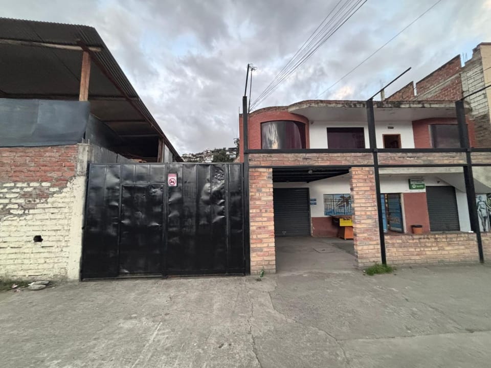 Staff, Facade/entrance