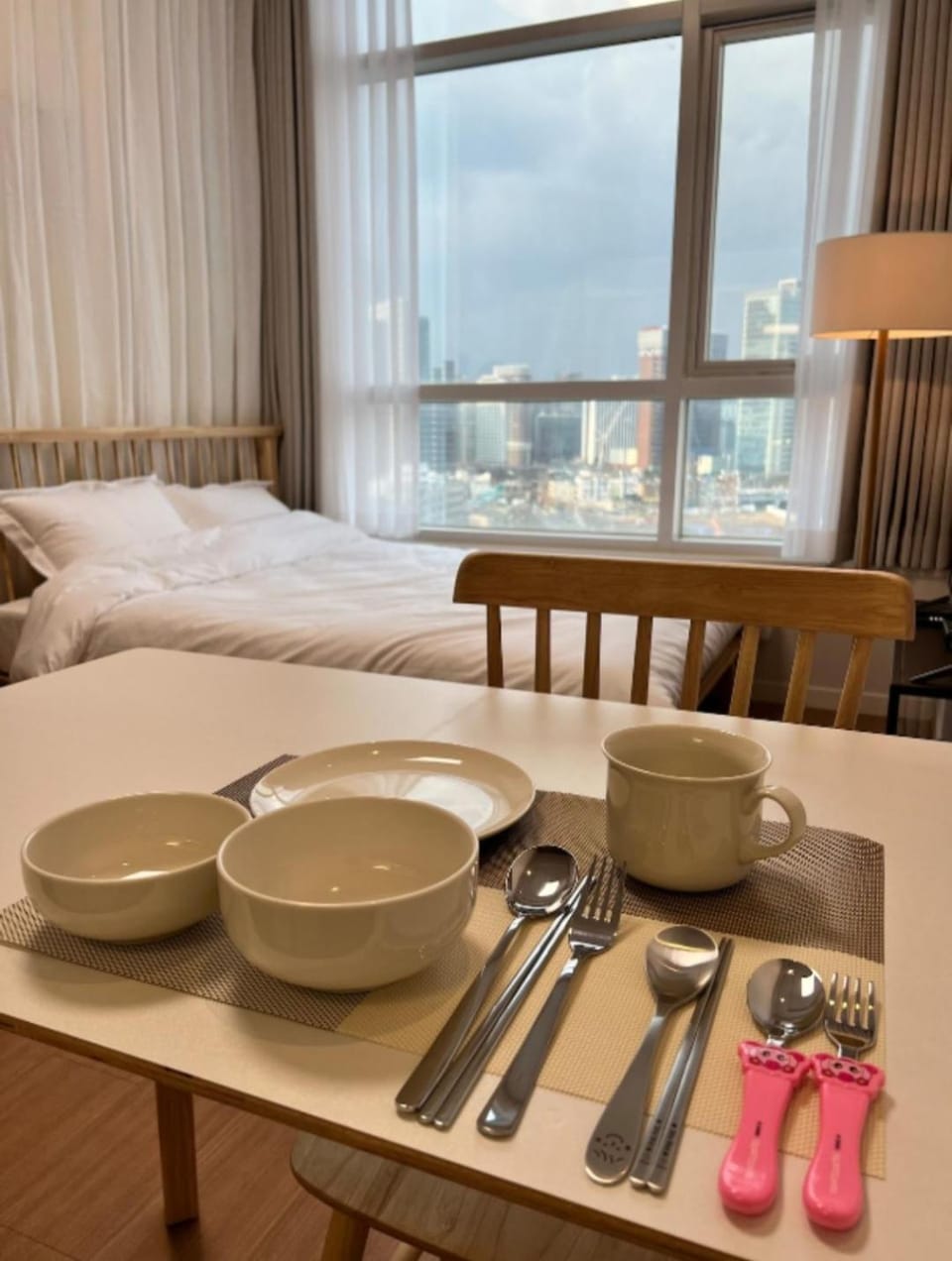 Bed, Food and drinks, Photo of the whole room, Dining area, Bedroom, Food