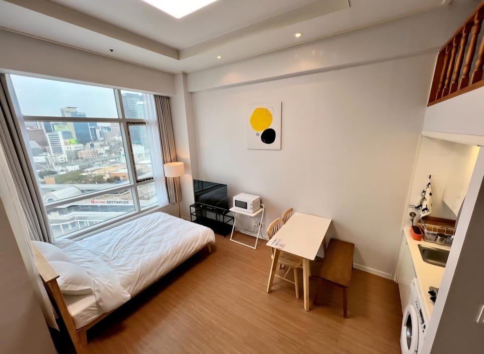 Bed, TV and multimedia, Kitchen or kitchenette, Living room, Photo of the whole room, Seating area, Bedroom