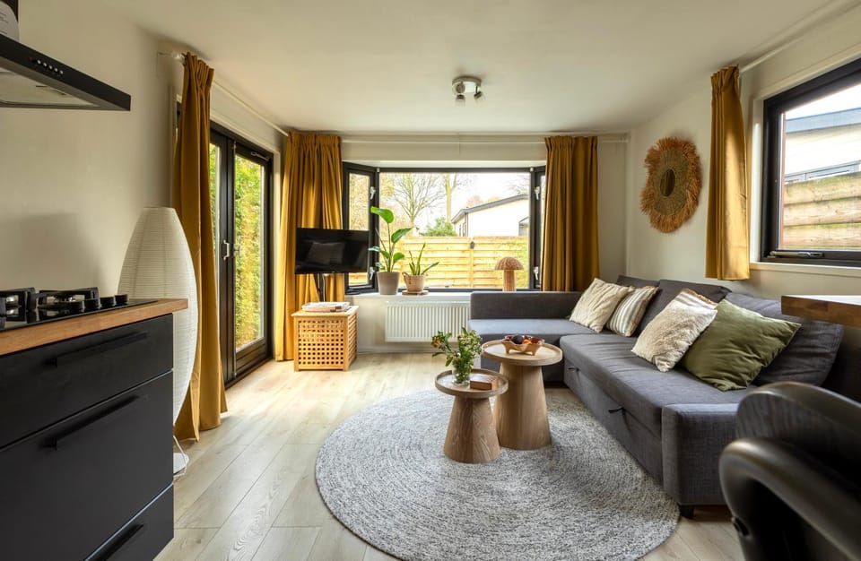 TV and multimedia, Kitchen or kitchenette, Living room, Seating area